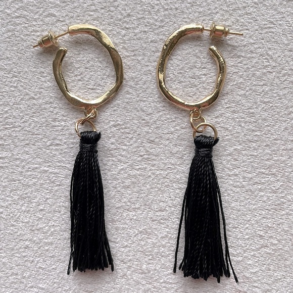 Lulus Jewelry - Gold hoop + black tassel earrings
